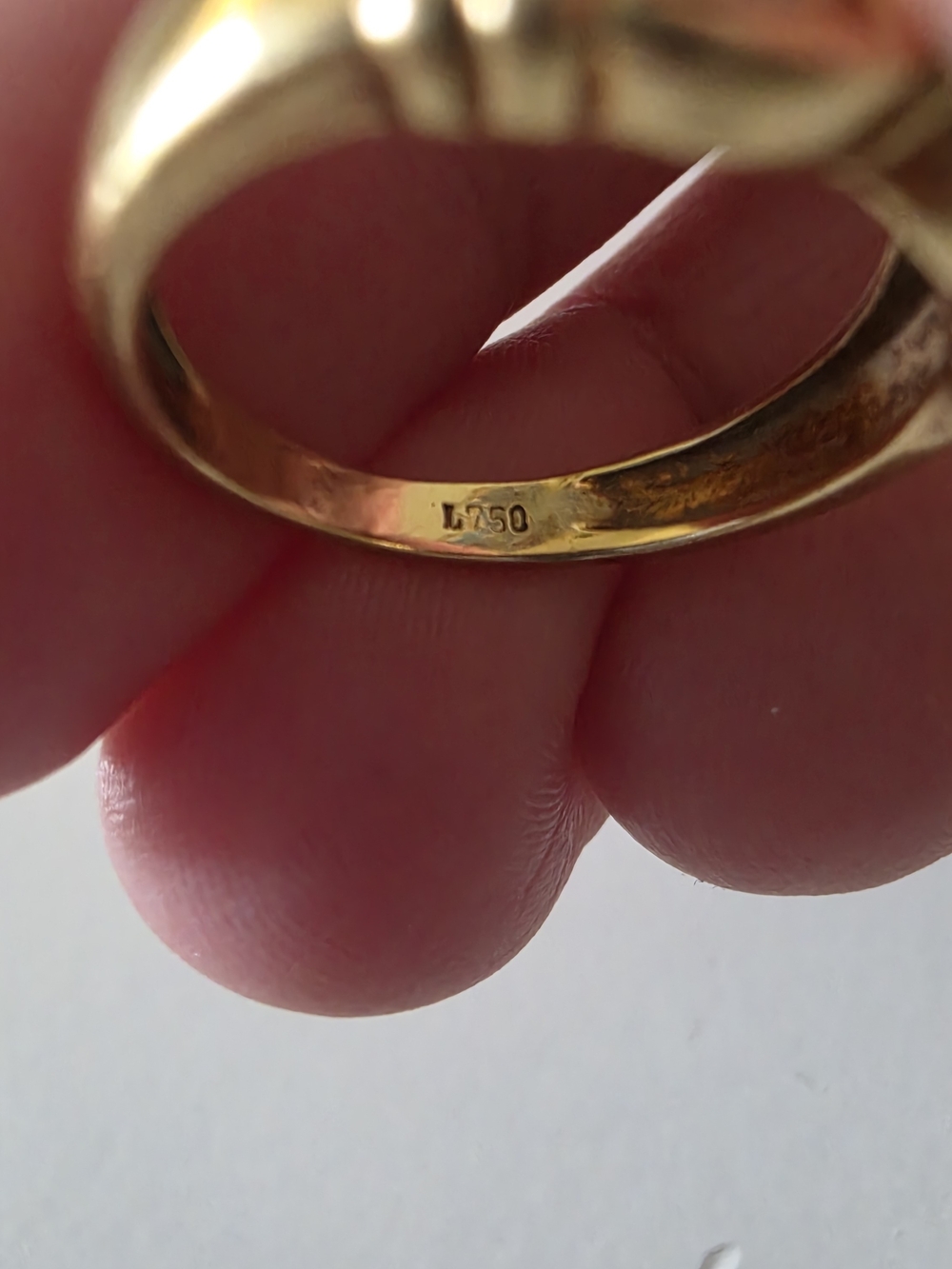 18K yellow gold diamond band ring in size 6, 4g. - Picture 4 of 7